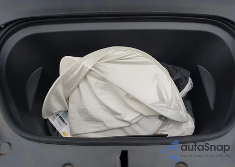 2024 Tesla Model Y Long Range Dual Motor All-Wheel Drive z USA, uszkodzony, nr VIN 7SAYGDEE0RA248970